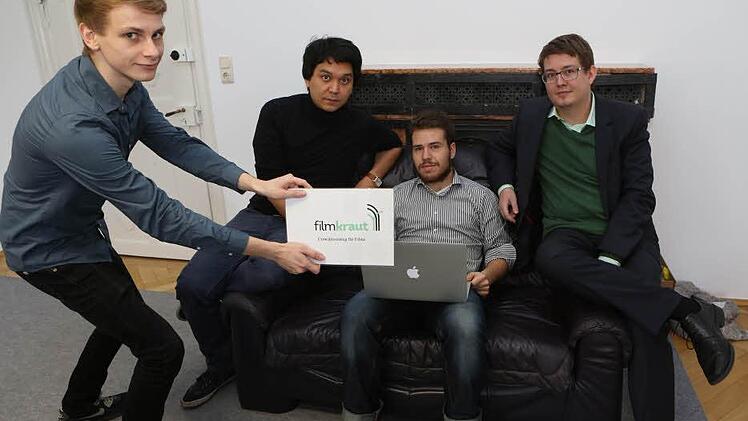 Klappe, die Erste: Die "Filmkraut"-Gründer (von rechts) Andy Sydow, Tim Menapace und Aeneas Wilkening sowie Marvin Röhm (links) fiebern dem Start ihres ersten Crowd-finanzierten Films entgegen. Foto: Barbara Herbst