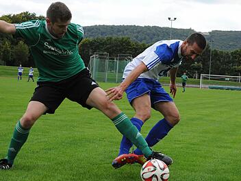 Das bessere Ende im Hinspiel hatten Erwin Gergely (rechts) und der FC 06 Bad Kissingen gegen Moritz Nunn und den SV-DJK Unterspiesheim mit 3:1 für sich. Foto: Hopf