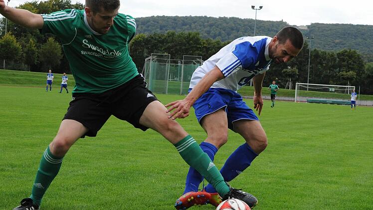 Das bessere Ende im Hinspiel hatten Erwin Gergely (rechts) und der FC 06 Bad Kissingen gegen Moritz Nunn und den SV-DJK Unterspiesheim mit 3:1 für sich. Foto: Hopf