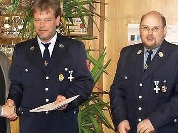 Der Marktleugaster Bürgermeister Franz Uome zeichnete bei der Hauptversammlung der Steinacher Feuerwehr Bernd Strobl für 25 Jahre Dienst mit dem Staatlichen Ehrenzeichen in Silber aus. Im Bild (von links) Kreisbrandinspektor Horst Tempel, Bürgermeister Franz Uome, Bernd Strobl, Vorsitzender Hans Pezold, Kommandant Oswald Knarr und Kreisbrandmeister Karl Schott. Foto: Klaus-Peter Wulf