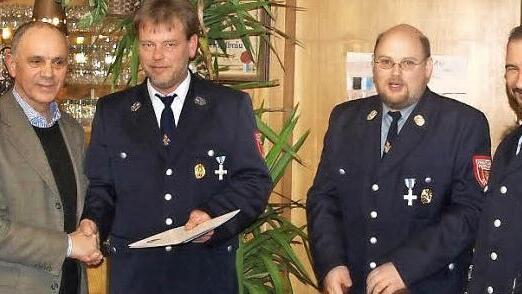 Der Marktleugaster Bürgermeister Franz Uome zeichnete bei der Hauptversammlung der Steinacher Feuerwehr Bernd Strobl für 25 Jahre Dienst mit dem Staatlichen Ehrenzeichen in Silber aus. Im Bild (von links) Kreisbrandinspektor Horst Tempel, Bürgermeister Franz Uome, Bernd Strobl, Vorsitzender Hans Pezold, Kommandant Oswald Knarr und Kreisbrandmeister Karl Schott. Foto: Klaus-Peter Wulf