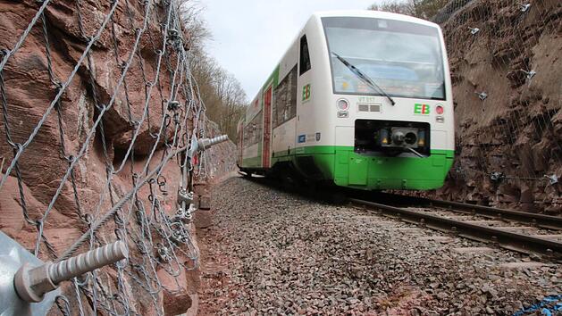 Oberhalb von Arnshausen wurden die Felsh&auml;nge entlang der Bahnstrecke gesichert. Foto: Ralf Ruppert