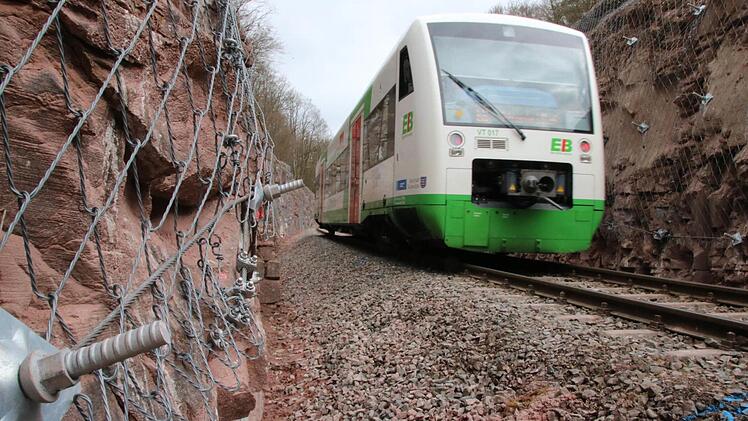 Oberhalb von Arnshausen wurden die Felshänge entlang der Bahnstrecke gesichert. Foto: Ralf Ruppert
