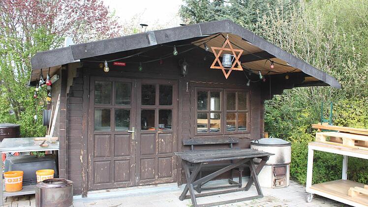 Hier wird Bier gebraut. Ein Hexagramm, hauptsächlich als Zeichen des Judentums bekannt, bildet auch das Zunftzeichen der Brauer und Mälzer, wie es hier im Giebel hängt. Foto: Ramona Popp