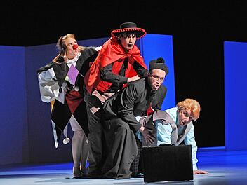 Um den Job zu kriegen, folgen sie auch den demütigenden Anweisungen. Anne Rieckhof, Nils Liebscher, Thorsten Köhler und Niklaus Scheibli, in Jordi Galcerans Stück "Die Grönholm-Methode".  Fotos: Andrea Kremper