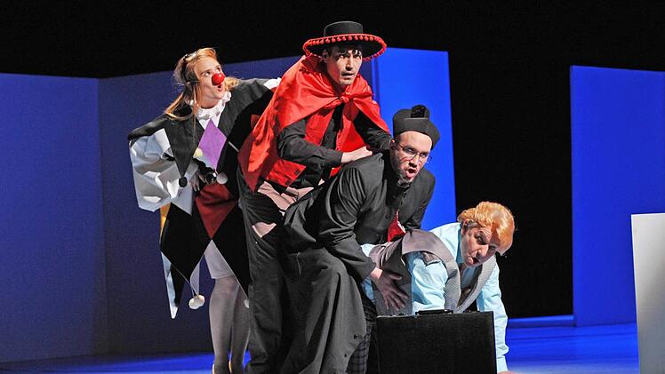 Um den Job zu kriegen, folgen sie auch den demütigenden Anweisungen. Anne Rieckhof, Nils Liebscher, Thorsten Köhler und Niklaus Scheibli, in Jordi Galcerans Stück "Die Grönholm-Methode".  Fotos: Andrea Kremper