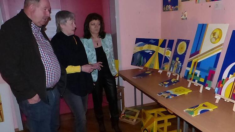 Künstlerin Gertrud Megerle (Bildmitte) mit Alfred Kolenda und Karin Thomas