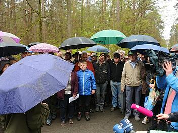 Vor über 80 Rechtlern erklärte die Staatsbeauftragte für die Rechtler-Geschichte in Stettfeld, Nicole Meyer, das weitere Vorgehen. Ihr Vorschlag, wieder hinunter ins Gemeindehaus zu gehen, stieß auf Empörung. Fotos: Brigitte Krause