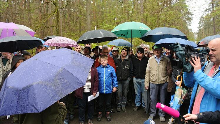 Vor über 80 Rechtlern erklärte die Staatsbeauftragte für die Rechtler-Geschichte in Stettfeld, Nicole Meyer, das weitere Vorgehen. Ihr Vorschlag, wieder hinunter ins Gemeindehaus zu gehen, stieß auf Empörung. Fotos: Brigitte Krause