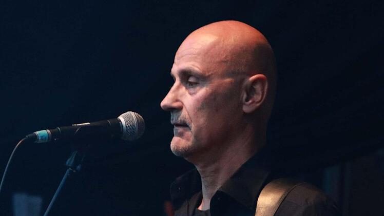 Wie Hans-Jürgen Buchner und seine Band Haindling ihr Konzert beim Tambacher Sommer zum ebenso gelungenen wie nachdenklich stimmenden Abend werden lassen.