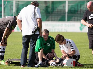 Nicht nur Nikolai Altwasser (am Boden) erlitt eine schwere Knieverletzung, auch seine beiden Friesener Mitspieler Christian Brandt und Kevin Roger hatten mit Kreuzbandrissen zu kämpfen. Jetzt sind alle drei Leistungsträger des Landesligisten auf dem Weg zurück und arbeiten fleißig an ihrem Comeback. SVF-Trainer Armin Eck hofft, dass er alle drei im Laufe der Rückrunde wieder einsetzen kann. Foto: FT-Archiv/Heinrich Weiß