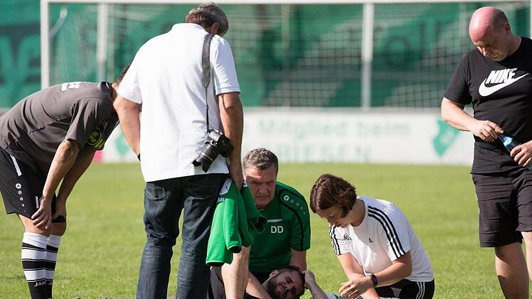 Nicht nur Nikolai Altwasser (am Boden) erlitt eine schwere Knieverletzung, auch seine beiden Friesener Mitspieler Christian Brandt und Kevin Roger hatten mit Kreuzbandrissen zu kämpfen. Jetzt sind alle drei Leistungsträger des Landesligisten auf dem Weg zurück und arbeiten fleißig an ihrem Comeback. SVF-Trainer Armin Eck hofft, dass er alle drei im Laufe der Rückrunde wieder einsetzen kann. Foto: FT-Archiv/Heinrich Weiß