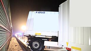 Lkw kommt auf A73 ins Schleudern - Anh&auml;nger stellt sich quer