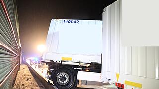 Lkw kommt auf A73 ins Schleudern - Anh&auml;nger stellt sich quer