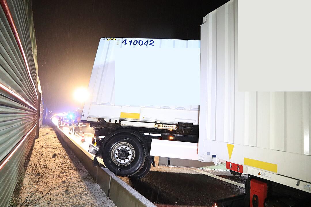 Lkw kommt auf A73 ins Schleudern - Anhänger stellt sich quer