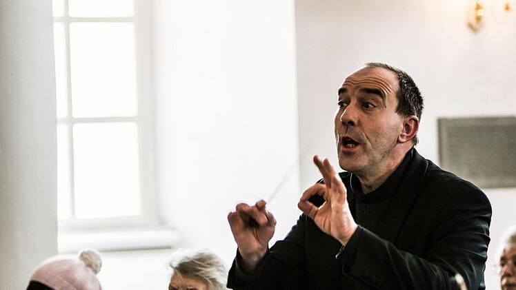 Einen eindringlichen Akzent zum Osterfest setzte die Aufführung der Johannespassion von Heinrich Schütz in der Marienkirche in Gauerstadt. Kirchenmusikdirektor Torsten Sterzik dirigierte die Sängervereinigung Bad Rodach und die Stadtkantorei Hildburghausen sowie das Collegium musicum Hildburghausen.Jochen Berger