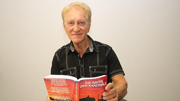 Andy Schneider mit seinem neuen Echtzeitthriller "Die Rache der Kardinäle". Foto: Stefanie Gleixner