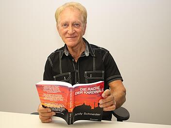 Andy Schneider mit seinem neuen Echtzeitthriller "Die Rache der Kardin&auml;le". Foto: Stefanie Gleixner
