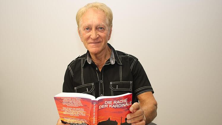 Andy Schneider mit seinem neuen Echtzeitthriller "Die Rache der Kardinäle". Foto: Stefanie Gleixner