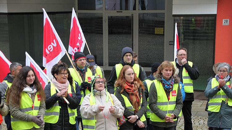 Etwa 40 Mitarbeiter der Stadtwerke versammelten sich am 2. November zum Warnstreik. Foto: Ulrike Müller