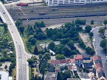 Zwischen Pfisterbrücke (links) und Pödeldorfer Straße (rechts) in Bamberg ist ein nachhaltiges Quartier geplant. Foto: Ronald Rinklef