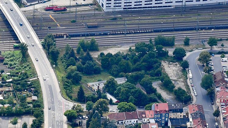 Zwischen Pfisterbrücke (links) und Pödeldorfer Straße (rechts) in Bamberg ist ein nachhaltiges Quartier geplant. Foto: Ronald Rinklef
