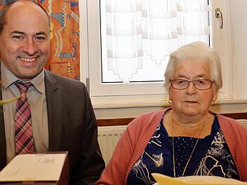 Bürgermeister Johannes Krapp überbrachte Margareta Schellhorn die Glückwünsche der Stadt Schlüsselfeld.  Foto: Evi Seeger