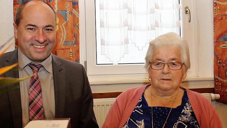 Bürgermeister Johannes Krapp überbrachte Margareta Schellhorn die Glückwünsche der Stadt Schlüsselfeld.  Foto: Evi Seeger