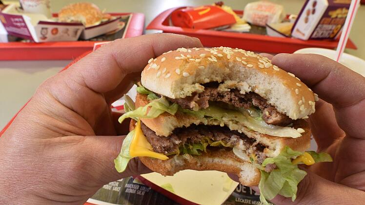 Tagsüber fasten und abends richtig viel essen? Keine gute Idee, meint Ernährungsexperte Holger Klemm. Symbolbild: Peter Kneffel/dpa