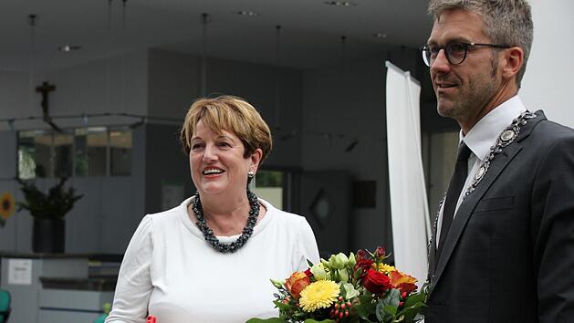 Der Bad Br&uuml;ckenauer B&uuml;rgermeister Jochen Vogel ernennt nach dem Willen des Stadtrats seine Vorg&auml;ngerin Brigitte Meyerdierks zur Altb&uuml;rgermeisterin. Foto: Ulrike M&uuml;ller