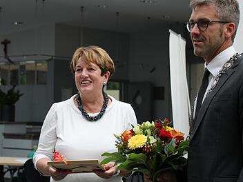 Der Bad Brückenauer Bürgermeister Jochen Vogel ernennt nach dem Willen des Stadtrats seine Vorgängerin Brigitte Meyerdierks zur Altbürgermeisterin. Foto: Ulrike Müller
