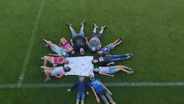 Natürlich darf auch ein originelles Gruppenbild nicht fehlen, so wie hier auf dem Sportplatz des FSV Victoria Krum. Foto: Christian Licha