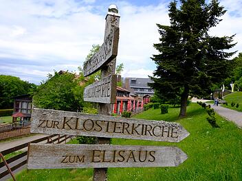 Wohin führt der Weg am Kloster Kreuzberg? Es stehen Millioneninvestitionen an, doch die Finanzierung ist derzeit unkalkulierbar.  Foto: Gerhard Fischer