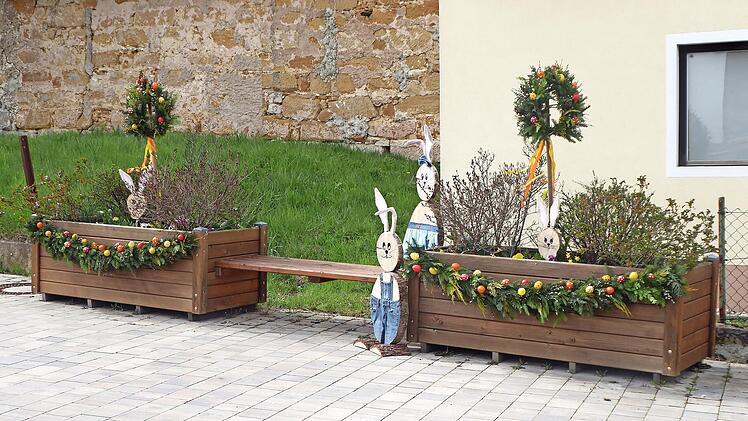 In Oberweilersbach hat der Gartenbauverein zwei Pflanzk&auml;sten mit Osterschmuck versch&ouml;nert.
