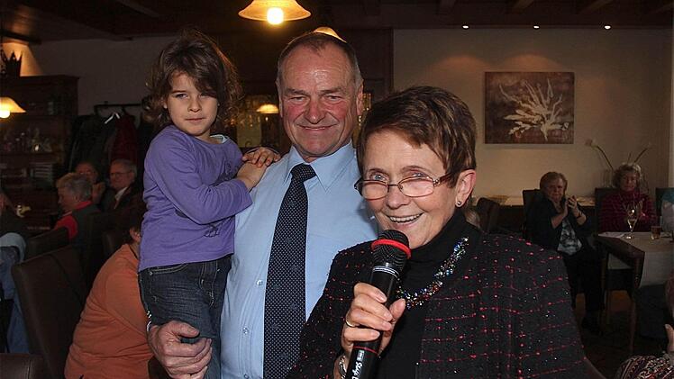 2. Vorsitzende Anni Misch lobte die langjährige Aktivität des ersten Vorsitzenden Anton Leiber (im Bild mit  Enkelkind Mia, 4).