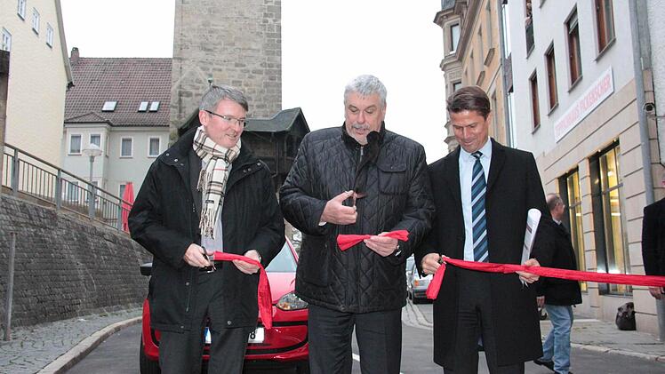 Andreas Heipp, OB Norbert Tessmer und Christian Meyer beim Banddurchschneiden.
