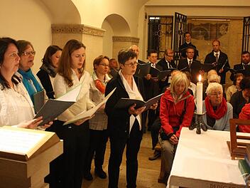 Auftritt unter dem Petersdom: Der Sängerkranz Reichenbach in der Kapelle des Heiligen Columban.  Fotos: privat