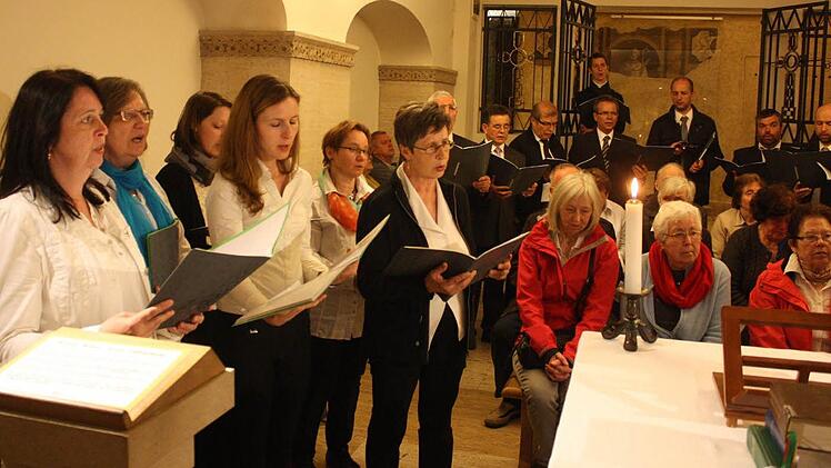 Auftritt unter dem Petersdom: Der Sängerkranz Reichenbach in der Kapelle des Heiligen Columban.  Fotos: privat