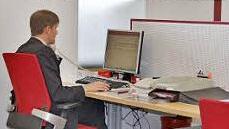 Die offenen Arbeitsbereiche der Sachbearbeiter im typischen Rot-Weiß der Sparkasse.