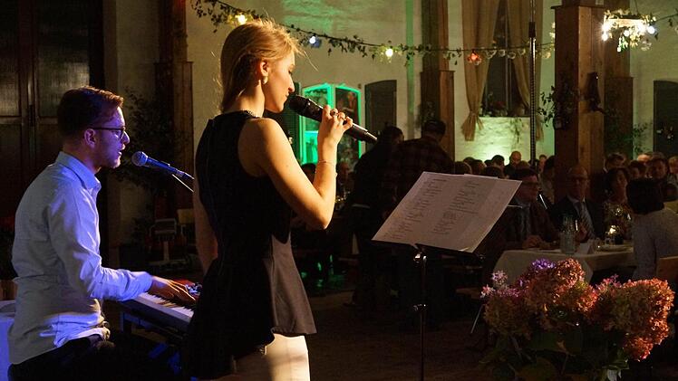 Das Duo "Sophia und Sebastian" aus Würzburg singt für die Gäste des Weinfests des Bundeswehr-Dienstleistungszentrums. Foto: Arkadius Guzy
