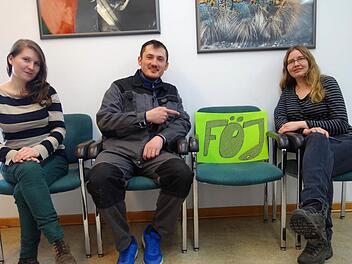 Ein Platz im Team ist noch frei: Das Institut für Biodiversitätsinformation in Ebern ist derzeit auf der Suche nach einem jungen Menschen, der ein Freiwilliges Ökologisches Jahr (FÖJ) absolvieren möchte. Die Biologin Valentina Schnittka (von links), der Bundesfreiwilligendienstleistende Oleksander Lysiuk und die Praktikantin Christina Schug freuen sich auf eine neue Kollegin oder einen neuen Kollegen. Foto: Johanna Eckert