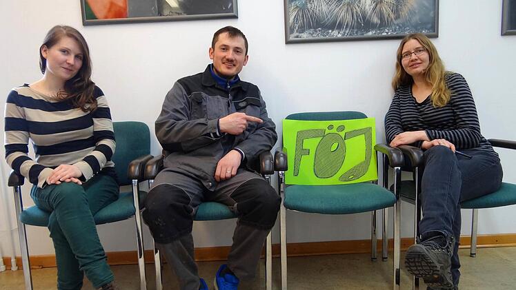 Ein Platz im Team ist noch frei: Das Institut für Biodiversitätsinformation in Ebern ist derzeit auf der Suche nach einem jungen Menschen, der ein Freiwilliges Ökologisches Jahr (FÖJ) absolvieren möchte. Die Biologin Valentina Schnittka (von links), der Bundesfreiwilligendienstleistende Oleksander Lysiuk und die Praktikantin Christina Schug freuen sich auf eine neue Kollegin oder einen neuen Kollegen. Foto: Johanna Eckert
