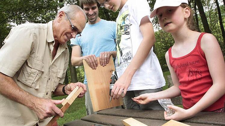 In vielen Städten gibt es Ferienbetreuungen . In Ebermannstadt haben die Kinder bei einer Aktion des Bundes Naturschutz viel Spaß.  Foto: J. Hofbauer
