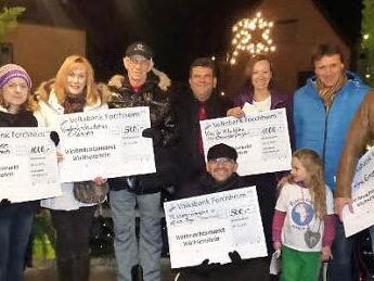 Die Veranstalter &uuml;berreichten sechs Schecks f&uuml;r wohlt&auml;tige Zwecke.  Foto: Thomas Weichert