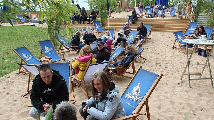 Überblick über den Kaiserstrand am Eröffnungstag. Fotos: Andreas Schmitt
