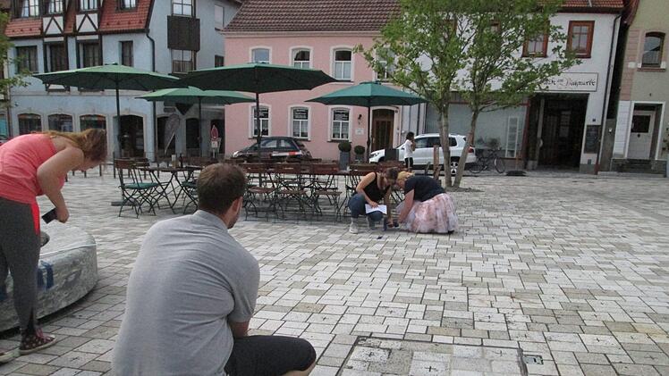 Die Ha-Ka-Ge-Mitglieder nehmen Maß für die Standplätze, die sich über den Viehmarkt, die Josef-Schultheis-Straße und den Sternschwestern-Platz verteilen.  Foto: Winfried Ehling