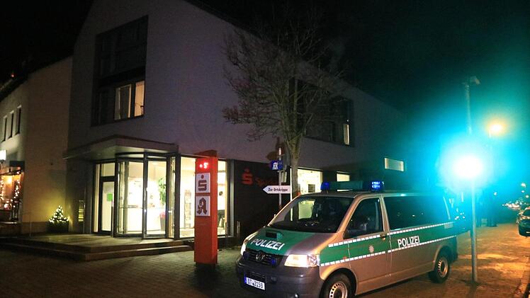 In einer Bankfiliale in Viereth wurde eine Bankangestellte mit einer Pistole bedroht. Die Polizei ist vor Ort und sucht nach dem Unbekannten.  Foto: News5/Merzbach