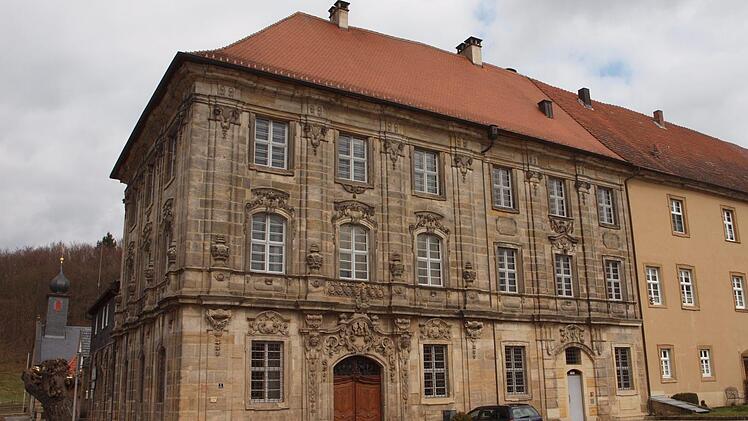 An den Fenstern der im Konventbau untergebrachten Seminarräume der Schule der Dorf- und Flurentwicklung sollen Sonnenschutzfolien angebracht werden.Alfred Thieret