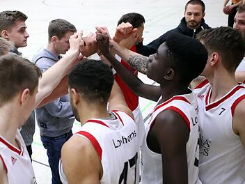 Einer f&uuml;r alle, alle f&uuml;r einen: Die Herzogenauracher Longhorns wuchsen im Laufe der Saison zu einem echten Team zusammen und durchliefen einen Reifeprozess, der mit dem Klassenerhalt belohnt wurde. Foto: Zink