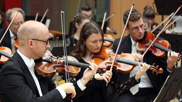 Ein Concertino für den Konzertmeister Johannes Enders (links im Bild) enthält die Uraufführung des symphonischen Melodrams "Lenore" von Sebastian Paul Rehnert. Foto: privat